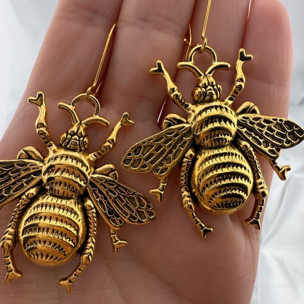 New! 🎁 Gold Honey bee vintage color Dangle Earrings - Picture 8 of 10